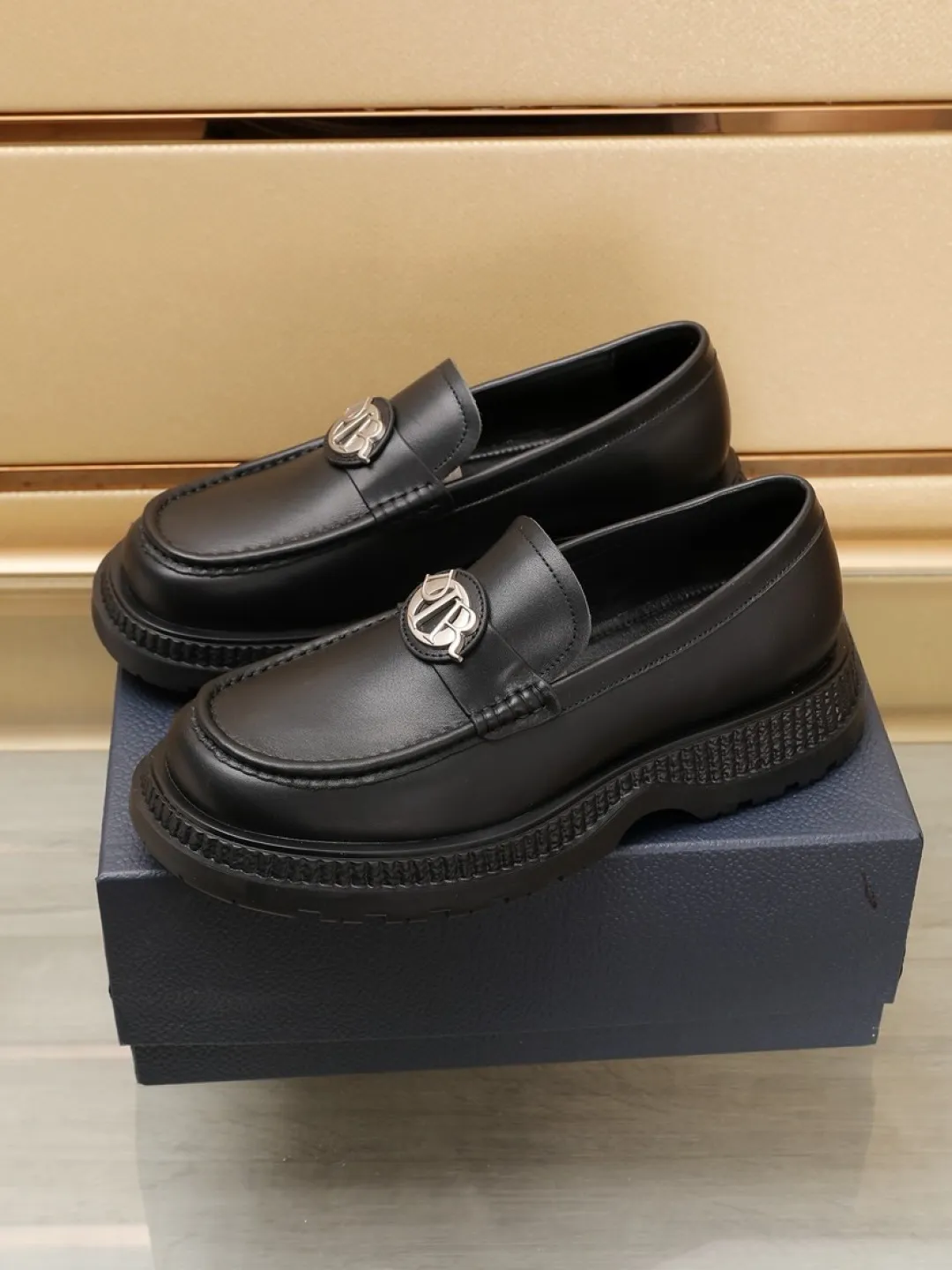 Factory P500💰dior 🆕Men's classic loafers, which combine classic shoe styles with retro California style. Slipper style design, easy to put on and take off. Crafted from top-grain cowhide leather, they feature a rubber lugged sole and the DIO* AND SHAWN signature in brass and enamel. Wear it with casual clothing or a suit. Size: 38-44 (45.46 customized)